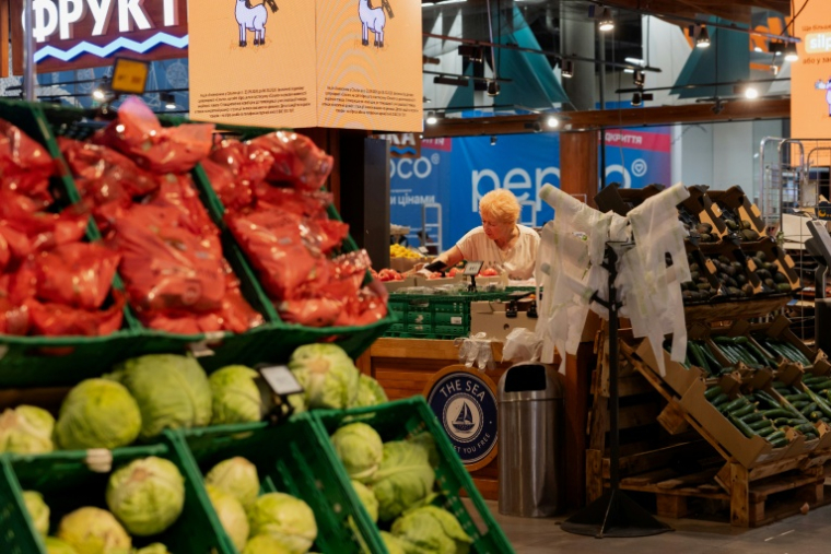 Un client regarde des produits frais dans les rayons d’un supermarché à Kiev, en Ukraine, le 23 septembre 2026. ( AFP / Tetiana DZHAFAROVA )