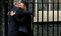 Le Premier ministre britannique Keir Starmer embrasse le président ukrainien Volodymyr Zelensky devant le 10 Downing Street le 14 août 2025 à la veille du sommet Poutine-Trump ( AFP / Ben STANSALL )