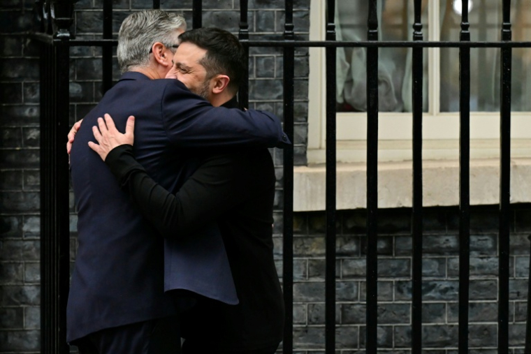 Le Premier ministre britannique Keir Starmer embrasse le président ukrainien Volodymyr Zelensky devant le 10 Downing Street le 14 août 2025 à la veille du sommet Poutine-Trump ( AFP / Ben STANSALL )