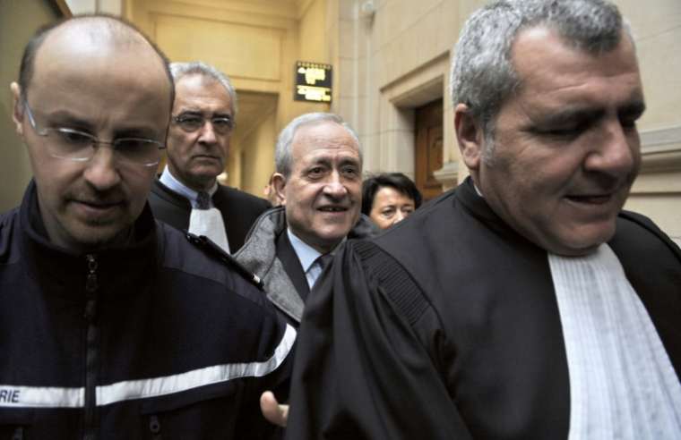 Jean Tiberi, au centre, au tribunal correctionnel de Paris, le 2 février 2009 ( AFP / BERTRAND GUAY )