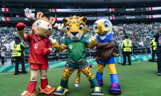 Un certain "Pichichi" se fait arrêter par deux mascottes de la Coupe du monde