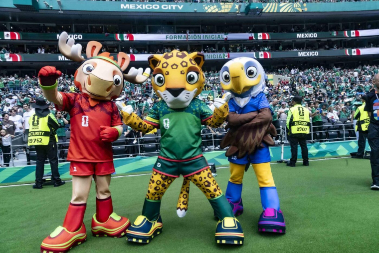 Un certain "Pichichi" se fait arrêter par deux mascottes de la Coupe du monde