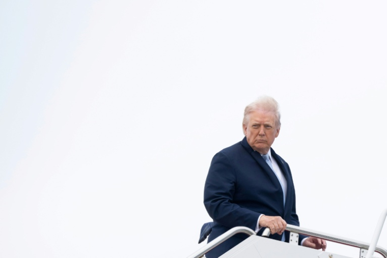 Le président américain Donald Trump embarquant sur Air Force One pour rejoindre sa résidence de Mar-a-Lago en Floride le 20 mars 2026 ( AFP / SAUL LOEB )