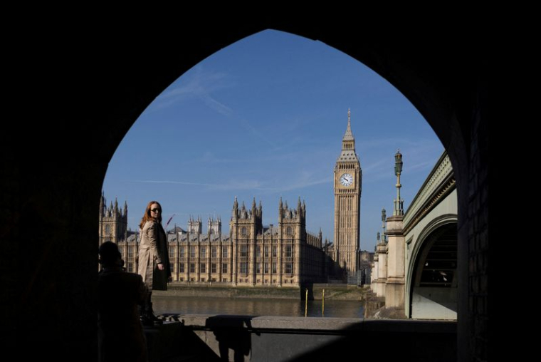 Une femme à côté de Big Ben, à Londres