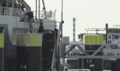 Les membres d'équipage quittent le MV Hondius dans le port de Rotterdam