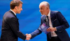 Emmanuel Macron accueilli mardi soir sur TF1 par le journaliste Gilles Bouleau (D) le 13 mai 2025. ( POOL / Ludovic MARIN )