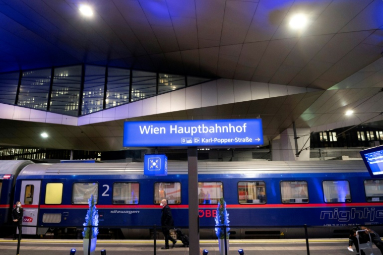 Les trains de nuit Vienne-Paris et Berlin-Paris ne circuleront plus dès le 14 décembre, après le retrait des partenaires français, a annoncé la compagnie ferroviaire autrichienne ÖBB ( AFP / JOE KLAMAR )