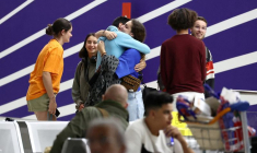 Des ressortissants français et d'autres citoyens européens évacués du Niger arrivent à l'aéroport Paris Charles de Gaulle à Roissy