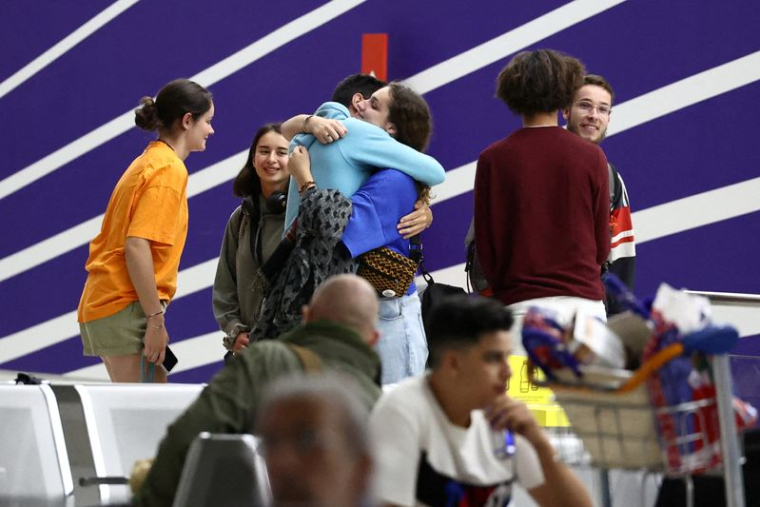 Des ressortissants français et d'autres citoyens européens évacués du Niger arrivent à l'aéroport Paris Charles de Gaulle à Roissy