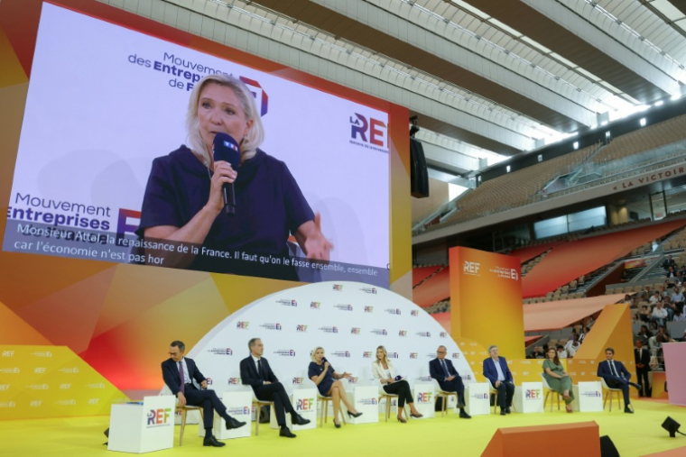 De gauche à droite les candidats à la présidentielle Bruno Retailleau, Raphael Glucksmann, Marine Le Pen, Edouard Philippe, Jean-Luc Melenchon, Marine Tondelier  et Gabriel Attal devant les entrepreneurs du Medef à Paris le 27 août 2026 ( AFP / Thomas SAMSON )