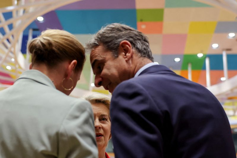 La présidente de la Commission européenne Ursula von der Leyen s'entretient avec la Première ministre danoise Mette Frederiksen et le Premier ministre grec Kyriakos Mitsotakis, lors d'un sommet des dirigeants de l'Union européenne à Bruxelles