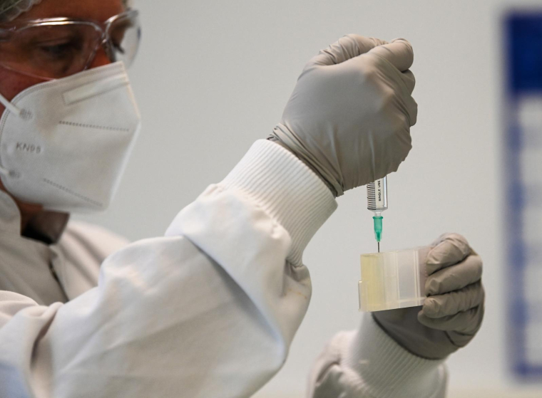 Un biologiste du laboratoire Bio-Rad travaille à la fabrication de kits de détection sérologique du COVID-19 qui ont été développés à Steenvoorde (nord de la France), le 23 juin 2020. ( AFP / DENIS CHARLET )