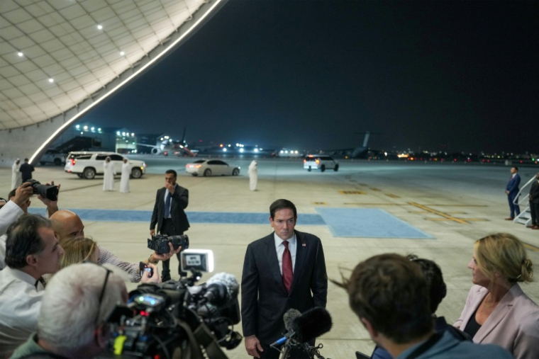 Le secrétaire d'Etat américain Marco Rubio répond aux questions des journalistes à son arrivée à l'aéroport d'Abou Dhabi, le 23 juin 2026 aux Emirats arabes unis ( POOL / Eric Lee )