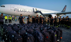 Des membres de l'Unité d'instruction et d'intervention de la sécurité civile française n° 7 (UIISC 7) arrivent à l'aéroport international Simón Bolívar de Maiquetía, dans l'État de La Guaira (Venezuela), le 27 juin 2026, pour participer aux opérations de secours à la suite de séismes ( POOL / Miguel MEDINA )