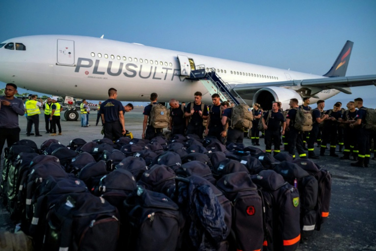 Des membres de l'Unité d'instruction et d'intervention de la sécurité civile française n° 7 (UIISC 7) arrivent à l'aéroport international Simón Bolívar de Maiquetía, dans l'État de La Guaira (Venezuela), le 27 juin 2026, pour participer aux opérations de secours à la suite de séismes ( POOL / Miguel MEDINA )