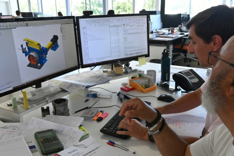 Des ingénieurs du bureau d'études développent le mécanisme d'une nouvelle machine en 3D à l'usine Redex, à Ferrières-en-Gâtinais, le 18 juin 2025 dans le Loiret ( AFP / JEAN-FRANCOIS MONIER )