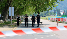 La police française sécurise la zone après une attaque au couteau à Annecy, dans les Alpes françaises