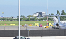 Schiphol : une ambulance emmène un des passagers malades du navire touché par l'hantavirus