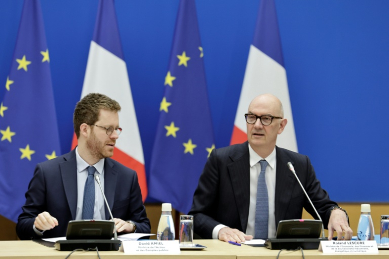 Le ministre des Comptes publics David Amiel et le ministre de l'Economie Roland lors d'une réunion du comité d'alerte des finances publiques, à Paris, le 21 avril 2024 ( AFP / STEPHANE DE SAKUTIN )