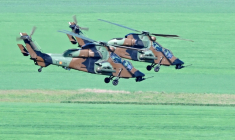 Des hélicoptères d'attaque espagnols Tigre lors d'un exercice militaire à Semoutiers-Montsaon, en Haute-Marne, le 23 avril 2026  ( AFP / Jean-Christophe VERHAEGEN )