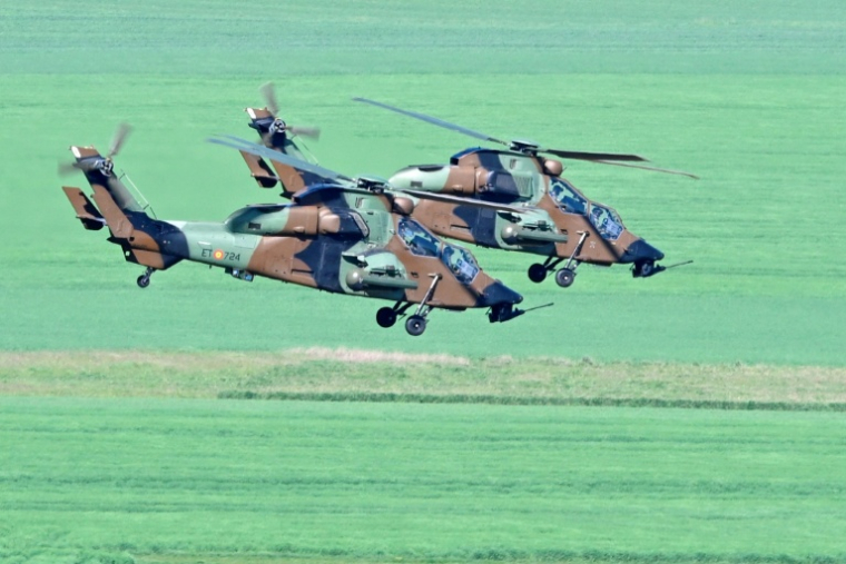 Des hélicoptères d'attaque espagnols Tigre lors d'un exercice militaire à Semoutiers-Montsaon, en Haute-Marne, le 23 avril 2026  ( AFP / Jean-Christophe VERHAEGEN )
