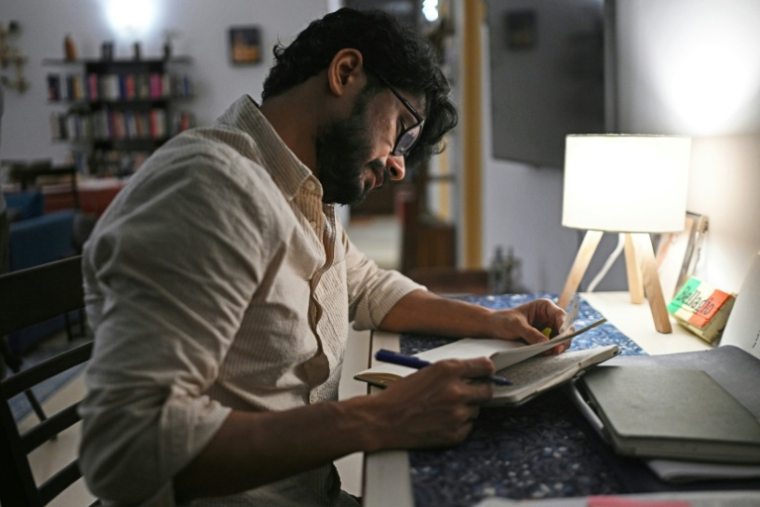Le réalisateur indien Shaunak Sen chez lui à New Delhi, le 12 août 2026 ( AFP / Arun SANKAR )