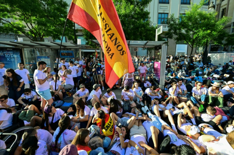La foule attend la messe célébrée par le pape à Madrid le 7 juin 2026 ( AFP / Stefano RELLANDINI )