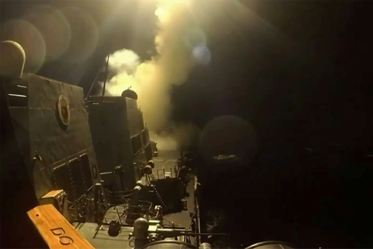Capture d'image d'une vidéo publiée par le Commandement central américain le 11 juin 2026 qui montre ce que l'armée décrit comme des frappes visant "les capacités de surveillance militaire iraniennes, les systèmes de communication et les sites de défense aérienne" ( US Central Command (CENTCOM) / Handout )