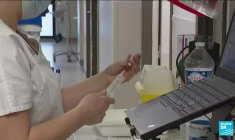 France : face à Omicron, le gouvernement présente à l'Assemblée le texte de loi pour l'adoption du passe vaccinal