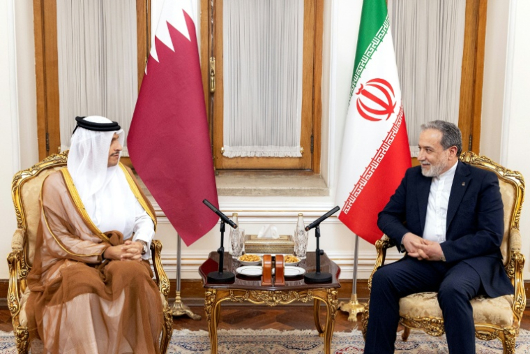 Photo diffusée par le ministère qatari des Affaires étrangères montrant le Premier ministre et ministre des Affaires étrangères du Qatar, le cheikh Mohammed ben Abdelrahman Al-Thani, à gauche, rencontrant le ministre iranien des Affaires étrangères Abbas Araghchi à Téhéran, le 27 août 2026 ( QATARI MINISTRY OF FOREIGN AFFAIRS / - )