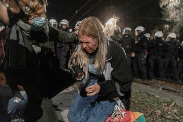 MANIFESTATIONS EN POLOGNE APRÈS LA DÉCISION RESTREIGNANT LE DROIT À L'AVORTEMENT