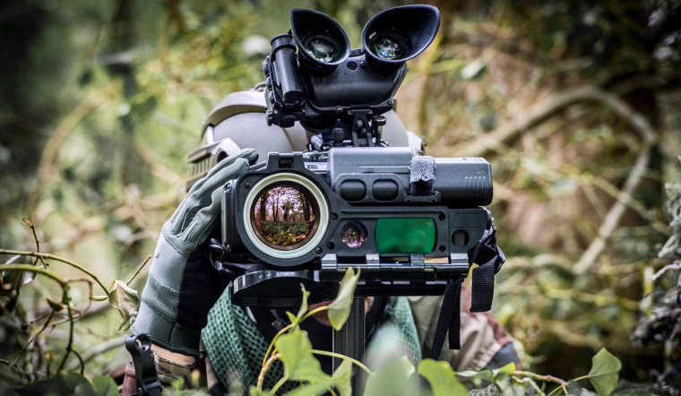 La SOPHIE-XF/VGA, caméra thermique portative longue portée et localisateur de cibles développée par Thales. (Crédits: Thales)