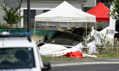 L'épave d'un avion Pilatus PC-6 après son crash à Tomblaine, près de Nancy, le 28 juin 2026 en Meurthe-et-Moselle ( AFP / Jean-Christophe VERHAEGEN )