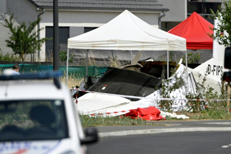 L'épave d'un avion Pilatus PC-6 après son crash à Tomblaine, près de Nancy, le 28 juin 2026 en Meurthe-et-Moselle ( AFP / Jean-Christophe VERHAEGEN )