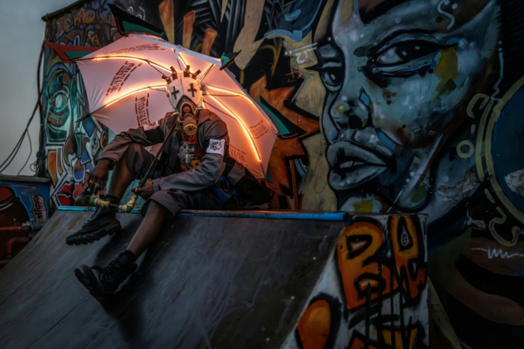 Julius Mokaya, cosplayer de 34 ans, pose le 13 août 2026 à Nairobi pour ses réseaux sociaux, déguisé en Enjin, un personnage de manga ( AFP / Luis TATO )