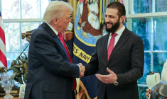 Photographie publiée par l'agence officielle syrienne SANA, le 10 novembre 2025 montrant le président américain avec le président syrien Ahmad al-Chareh à la Maison Blanche, à Washington ( SANA / Handout )