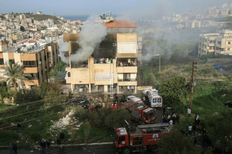 Des secouristes sur les lieux d'une attaque aérienne israélienne qui a visé un immeuble d'habitation à Haret Saida, près de Sidon, dans le sud du Liban, le 14 mars 2026  ( AFP / Mahmoud ZAYYAT )