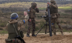 Des militaires ukrainiens et un instructeur français (centre) en Pologne, le 4 avril 2024. ( AFP / WOJTEK RADWANSKI )