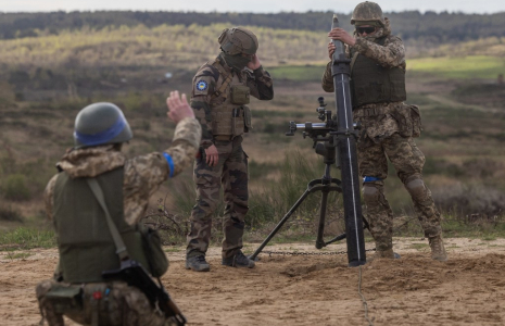 Des militaires ukrainiens et un instructeur français (centre) en Pologne, le 4 avril 2024. ( AFP / WOJTEK RADWANSKI )