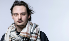 L'écrivain et poète Victor Malzac à Paris, le 3 mars 2026 ( AFP / Joel Saget )