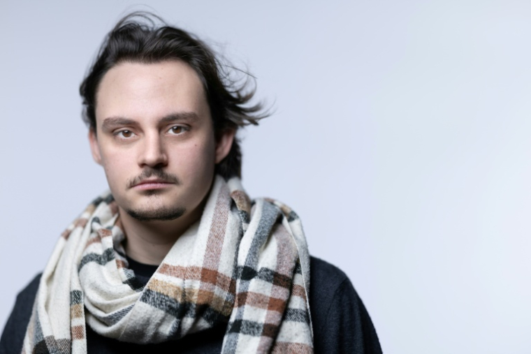 L'écrivain et poète Victor Malzac à Paris, le 3 mars 2026 ( AFP / Joel Saget )