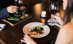 À Paris, nous avons sélectionné des restaurants gastronomiques à moins de 100 euros. ( crédit photo : Shutterstock )