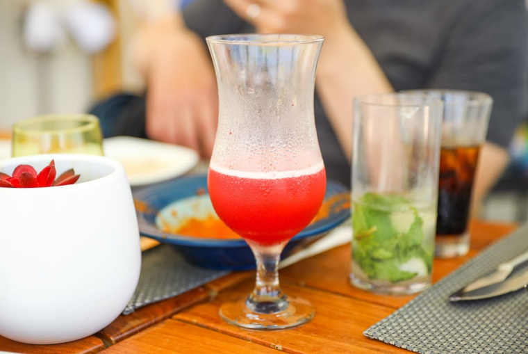 (Crédits photo : Adobe Stock - Visuel dépenses vacances restaurant et boissons)
