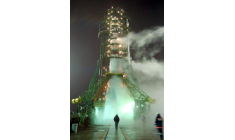 Une fusée Soyouz transportant le satellite français COROT se tient sur son aire de lancement au cosmodrome de Baïkonour avant le lancement