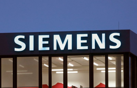 Le logo du groupe industriel allemand Siemens est visible à Zug