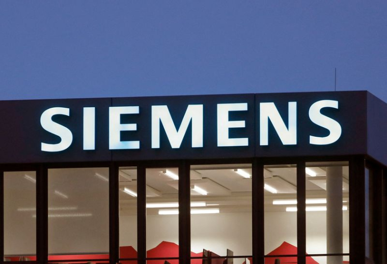 Le logo du groupe industriel allemand Siemens est visible à Zug