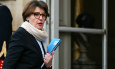 La ministre de l'Agriculture Annie Genevard arrive à Matignon pour une réunion avec le Premier ministre Sébastien Lecornu sur le Mercosur et la crise de la dermatose, le 16 décembre à Paris ( AFP / Blanca CRUZ )