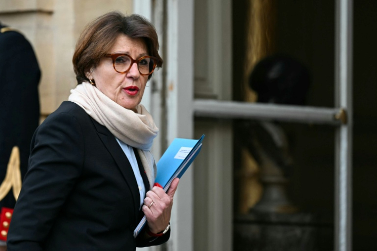 La ministre de l'Agriculture Annie Genevard arrive à Matignon pour une réunion avec le Premier ministre Sébastien Lecornu sur le Mercosur et la crise de la dermatose, le 16 décembre à Paris ( AFP / Blanca CRUZ )