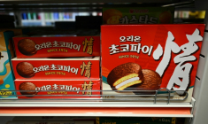 Des boîtes de "Choco Pie" sont disposées dans le rayon d'une épicerie, le 24 octobre 2025 à Séoul ( AFP / Jung Yeon-je )