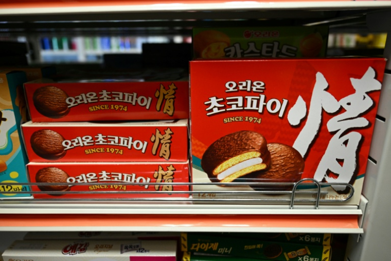 Des boîtes de "Choco Pie" sont disposées dans le rayon d'une épicerie, le 24 octobre 2025 à Séoul ( AFP / Jung Yeon-je )